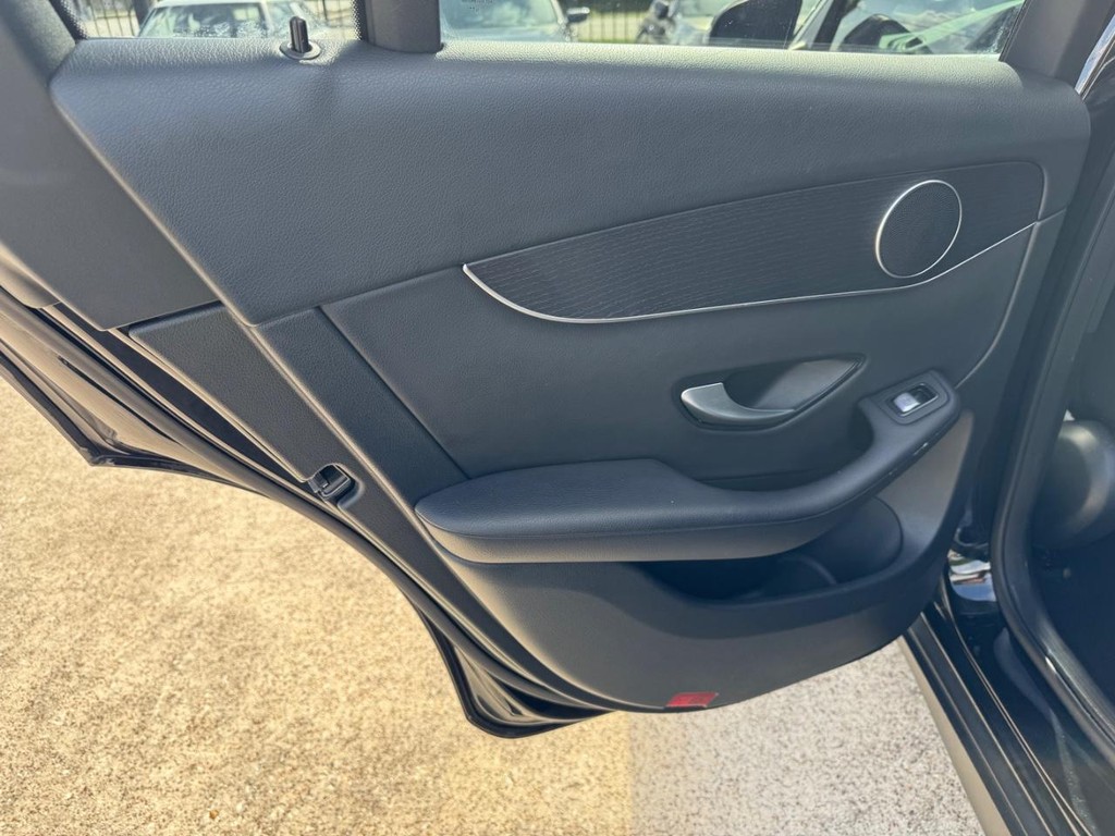Mercedes-Benz GLC 300 Vehicle Full-screen Gallery Image 19