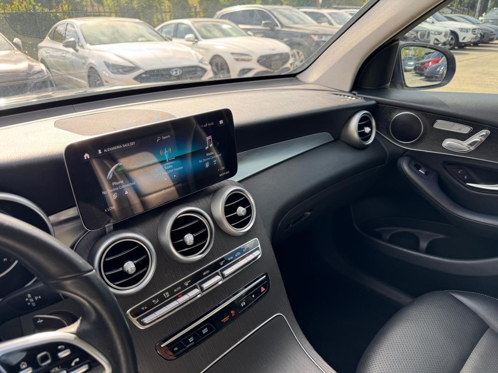 Mercedes-Benz GLC 300 Vehicle Full-screen Gallery Image 22