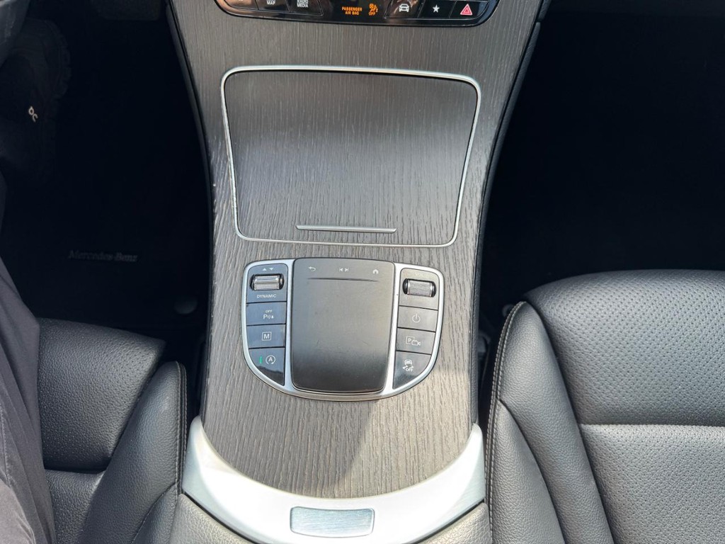 Mercedes-Benz GLC 300 Vehicle Full-screen Gallery Image 23