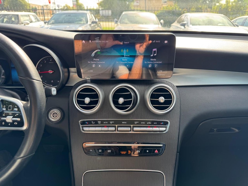 Mercedes-Benz GLC 300 Vehicle Full-screen Gallery Image 24