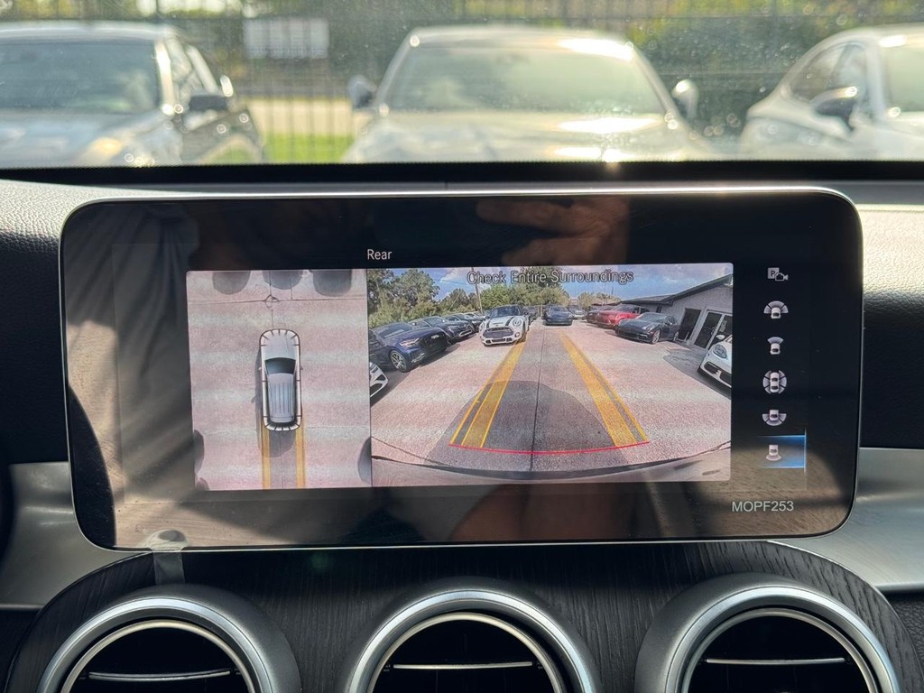 Mercedes-Benz GLC 300 Vehicle Full-screen Gallery Image 25