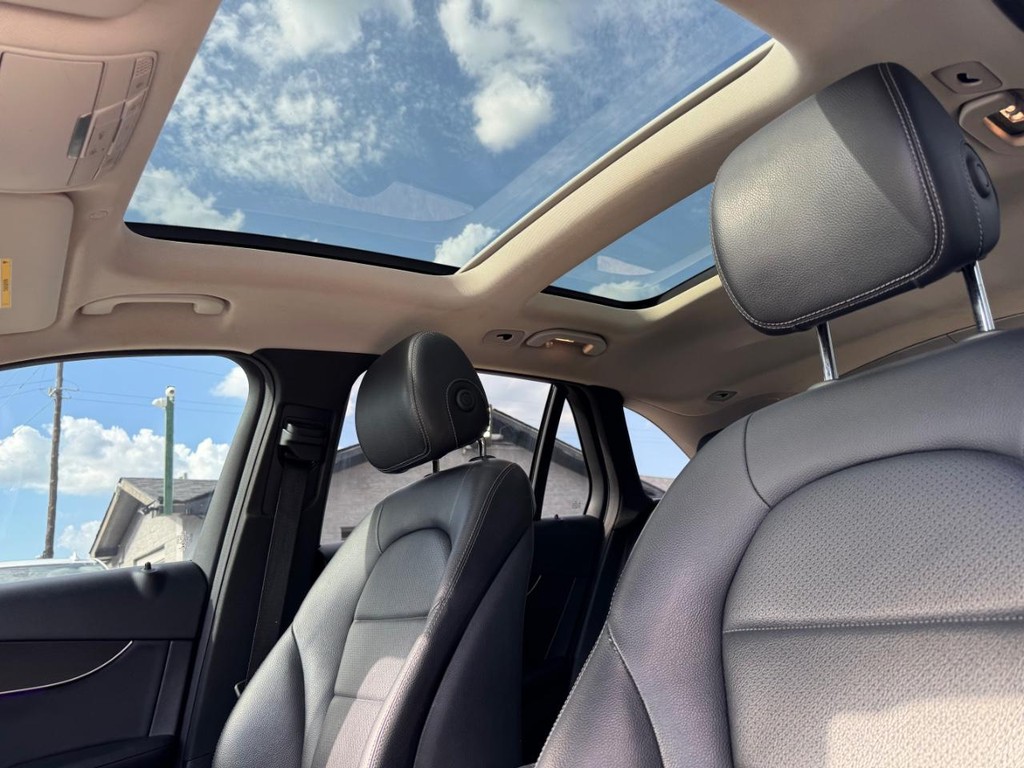 Mercedes-Benz GLC 300 Vehicle Full-screen Gallery Image 26
