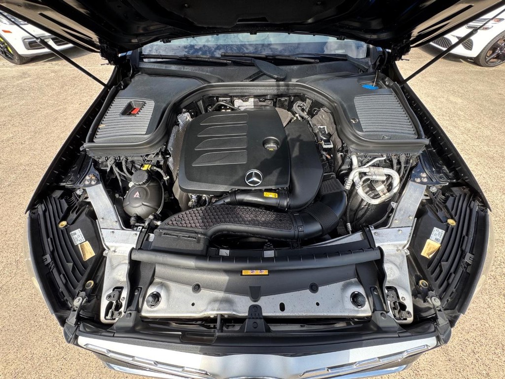 Mercedes-Benz GLC 300 Vehicle Full-screen Gallery Image 28