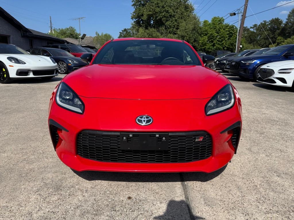 Toyota GR86 Vehicle Full-screen Gallery Image 02