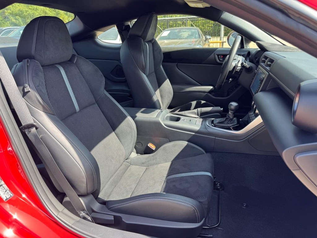 Toyota GR86 Vehicle Full-screen Gallery Image 14