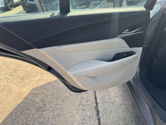 Cadillac CT4 Vehicle Full-screen Gallery Image 17