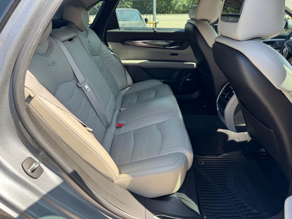 Cadillac CT6 Vehicle Full-screen Gallery Image 15