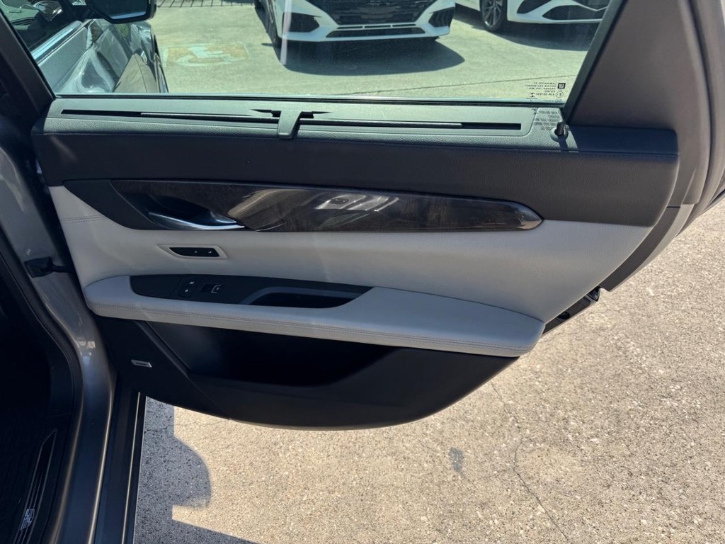 Cadillac CT6 Vehicle Full-screen Gallery Image 16