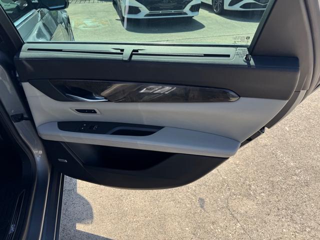 Cadillac CT6 Vehicle Full-screen Gallery Image 16