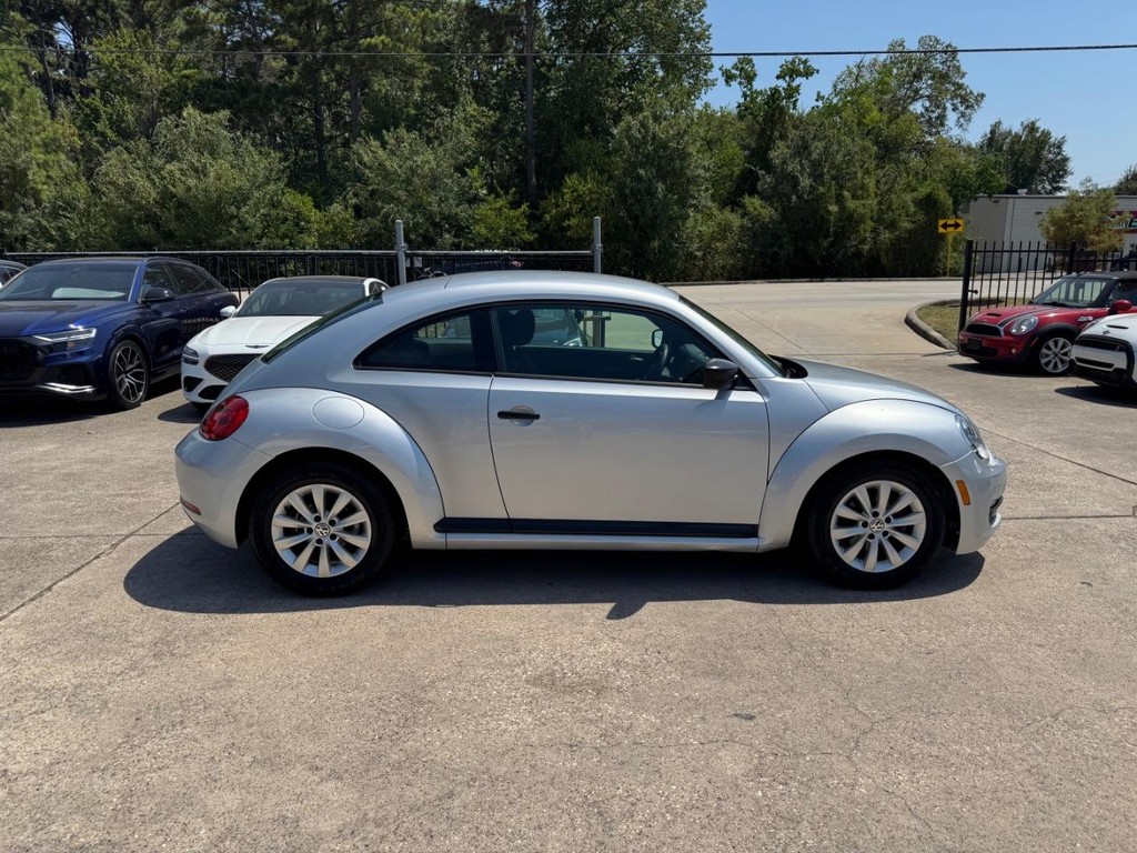 Volkswagen Beetle Coupe Vehicle Full-screen Gallery Image 05