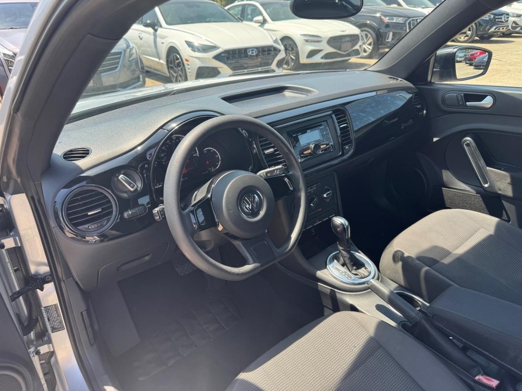 Volkswagen Beetle Coupe Vehicle Full-screen Gallery Image 10
