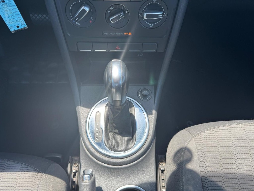 Volkswagen Beetle Coupe Vehicle Full-screen Gallery Image 21