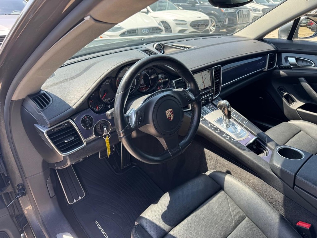 Porsche Panamera Vehicle Full-screen Gallery Image 10