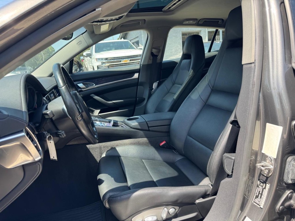 Porsche Panamera Vehicle Full-screen Gallery Image 11