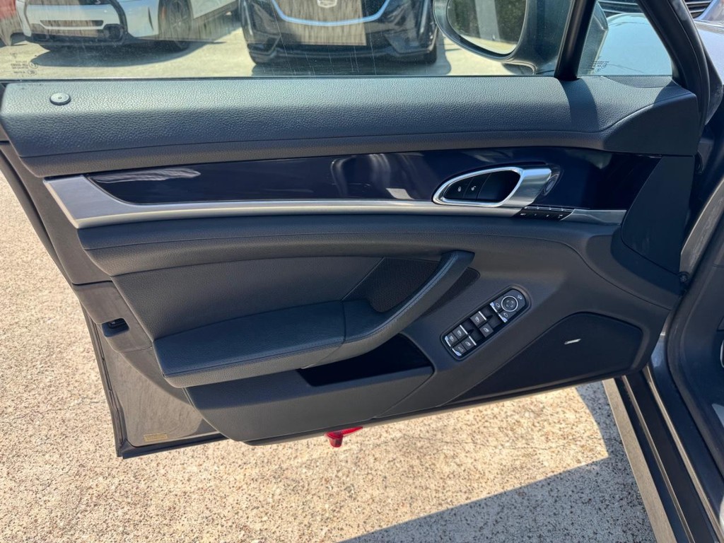 Porsche Panamera Vehicle Full-screen Gallery Image 12