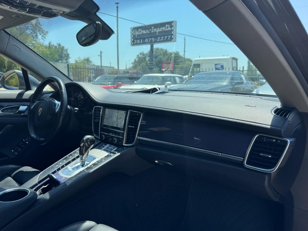 Porsche Panamera Vehicle Full-screen Gallery Image 13