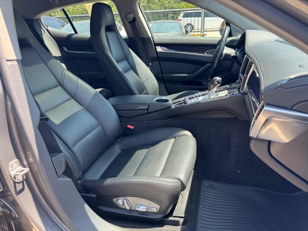 Porsche Panamera Vehicle Full-screen Gallery Image 14