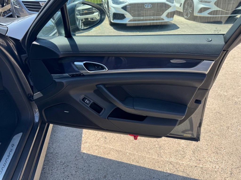 Porsche Panamera Vehicle Full-screen Gallery Image 15