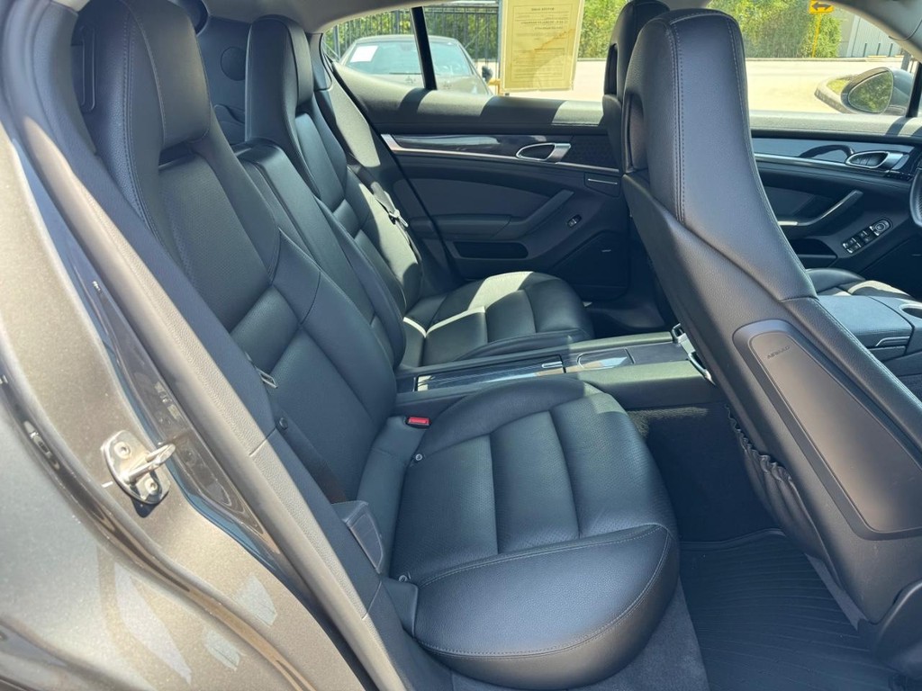 Porsche Panamera Vehicle Full-screen Gallery Image 16