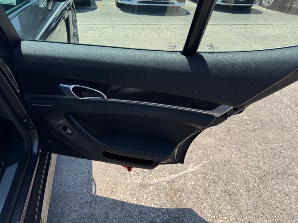 Porsche Panamera Vehicle Full-screen Gallery Image 17