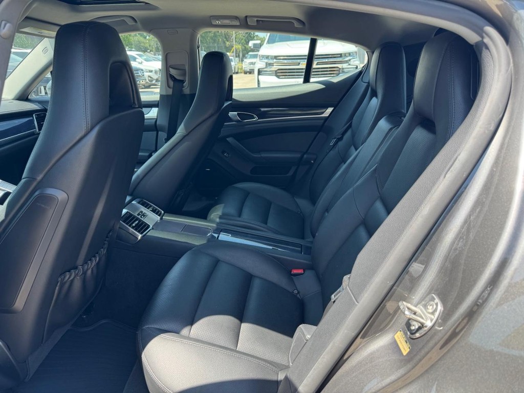 Porsche Panamera Vehicle Full-screen Gallery Image 18