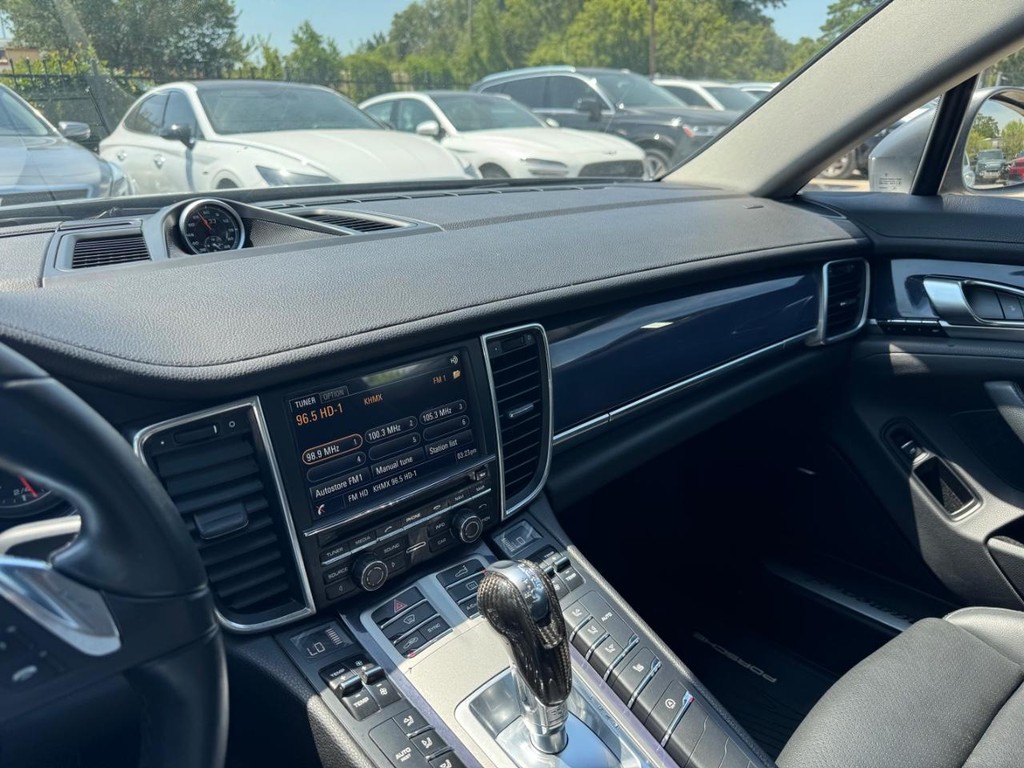 Porsche Panamera Vehicle Full-screen Gallery Image 22