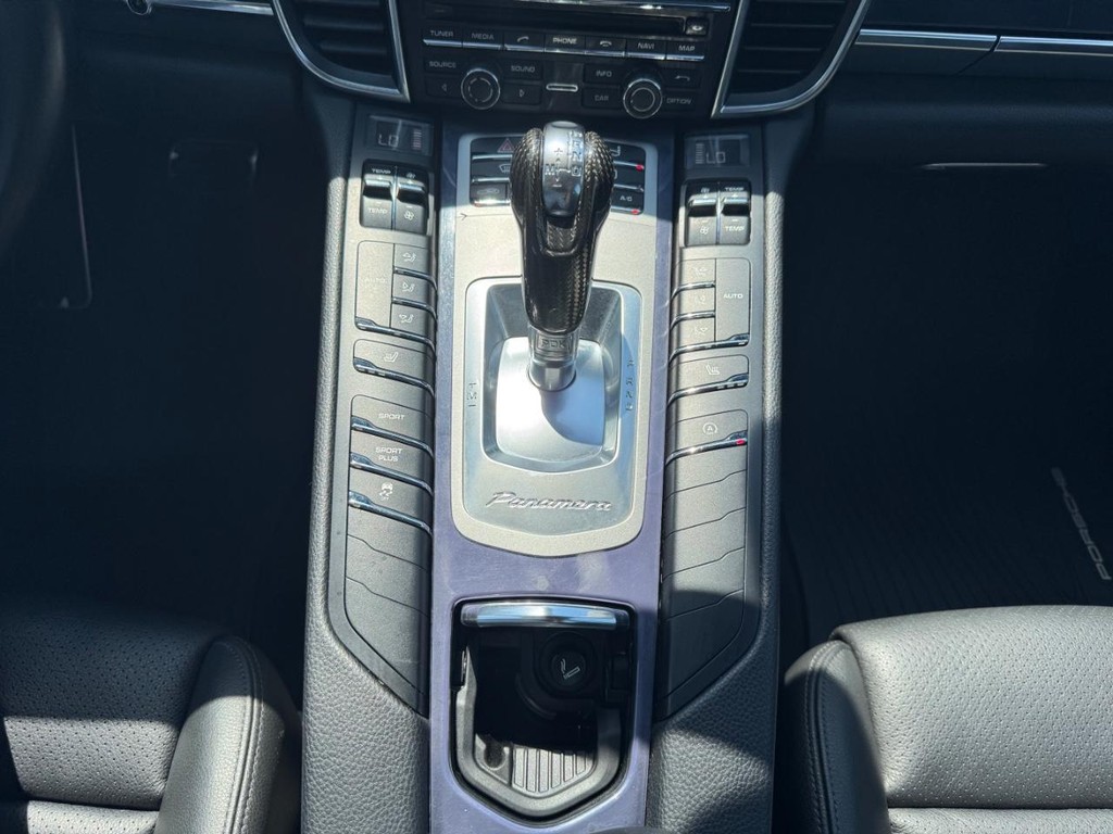 Porsche Panamera Vehicle Full-screen Gallery Image 23