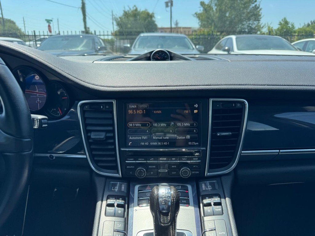Porsche Panamera Vehicle Full-screen Gallery Image 24