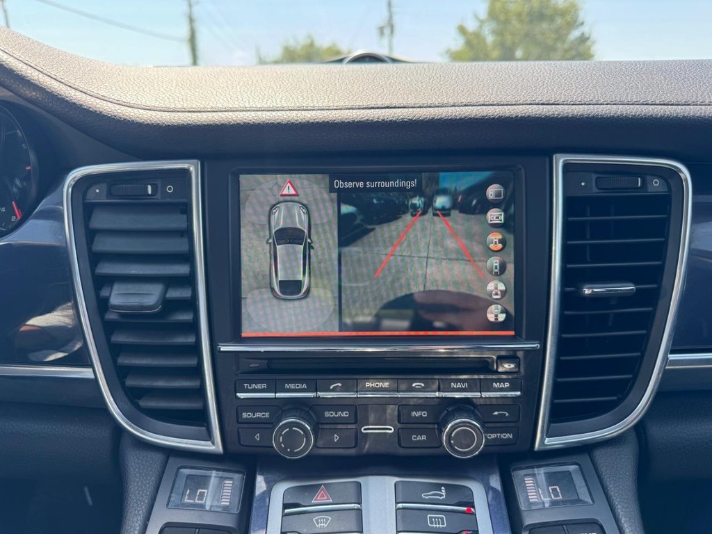 Porsche Panamera Vehicle Full-screen Gallery Image 27