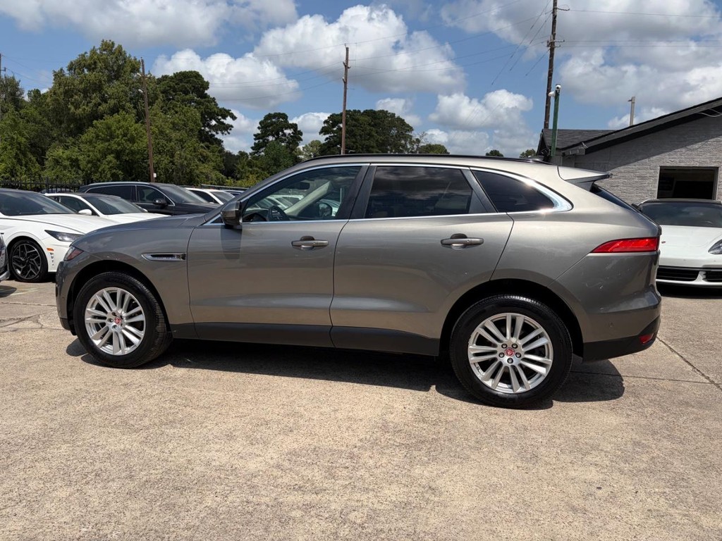Jaguar F-Pace Vehicle Full-screen Gallery Image 09