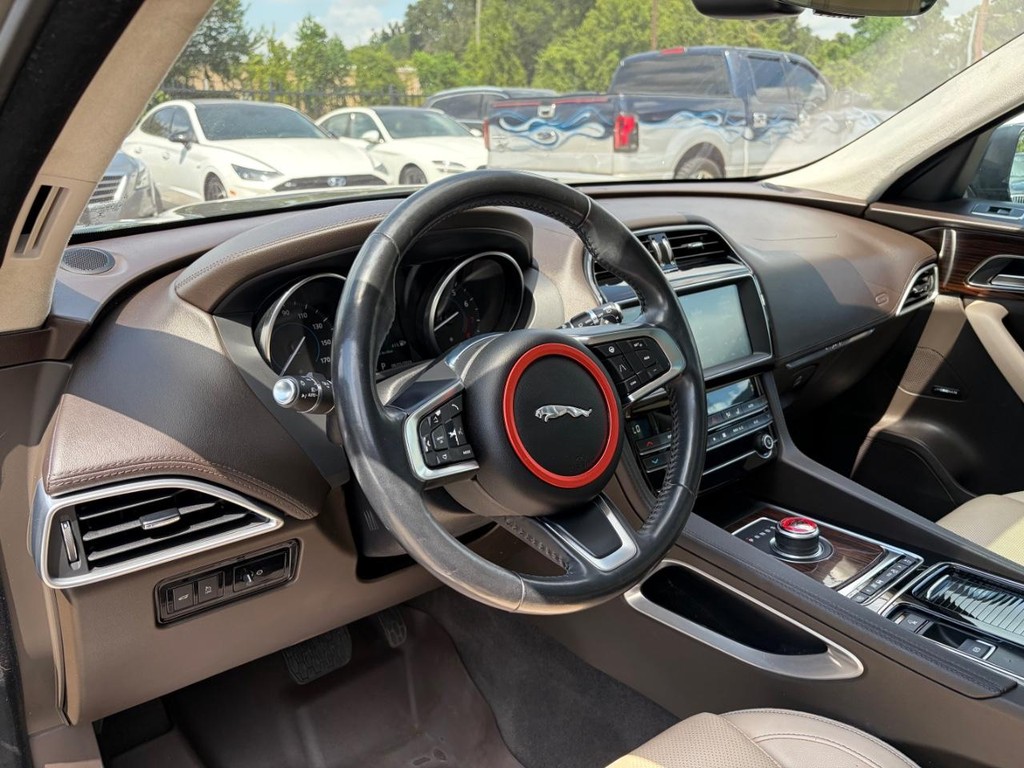 Jaguar F-Pace Vehicle Full-screen Gallery Image 10