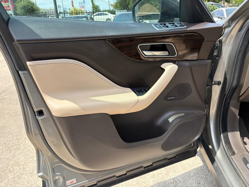 Jaguar F-Pace Vehicle Full-screen Gallery Image 12