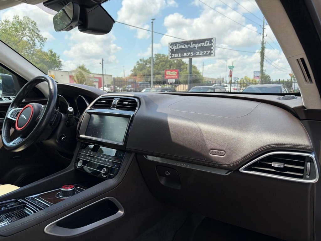 Jaguar F-Pace Vehicle Full-screen Gallery Image 13