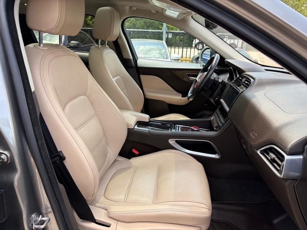 Jaguar F-Pace Vehicle Full-screen Gallery Image 14
