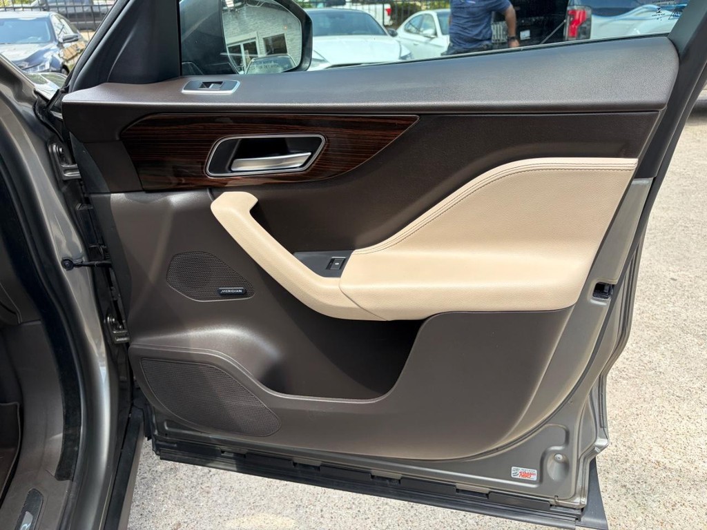 Jaguar F-Pace Vehicle Full-screen Gallery Image 15