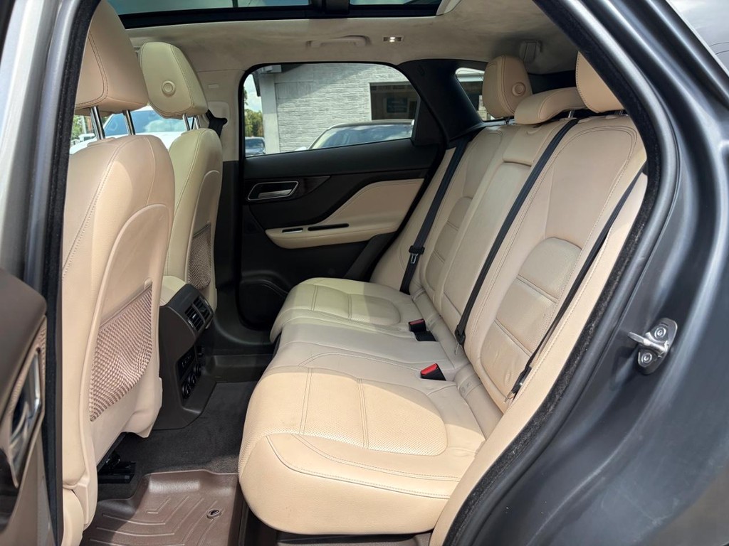 Jaguar F-Pace Vehicle Full-screen Gallery Image 16