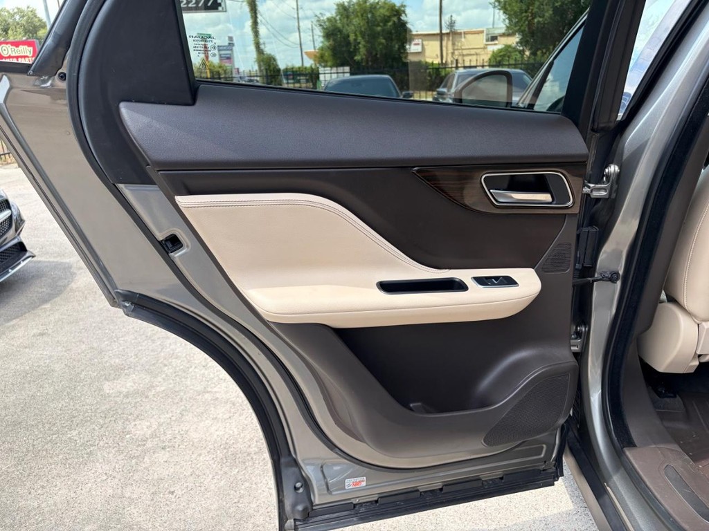 Jaguar F-Pace Vehicle Full-screen Gallery Image 17