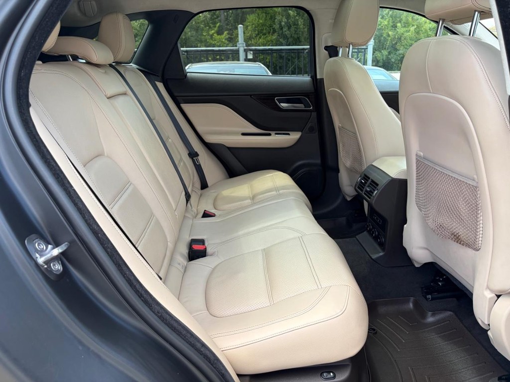 Jaguar F-Pace Vehicle Full-screen Gallery Image 18
