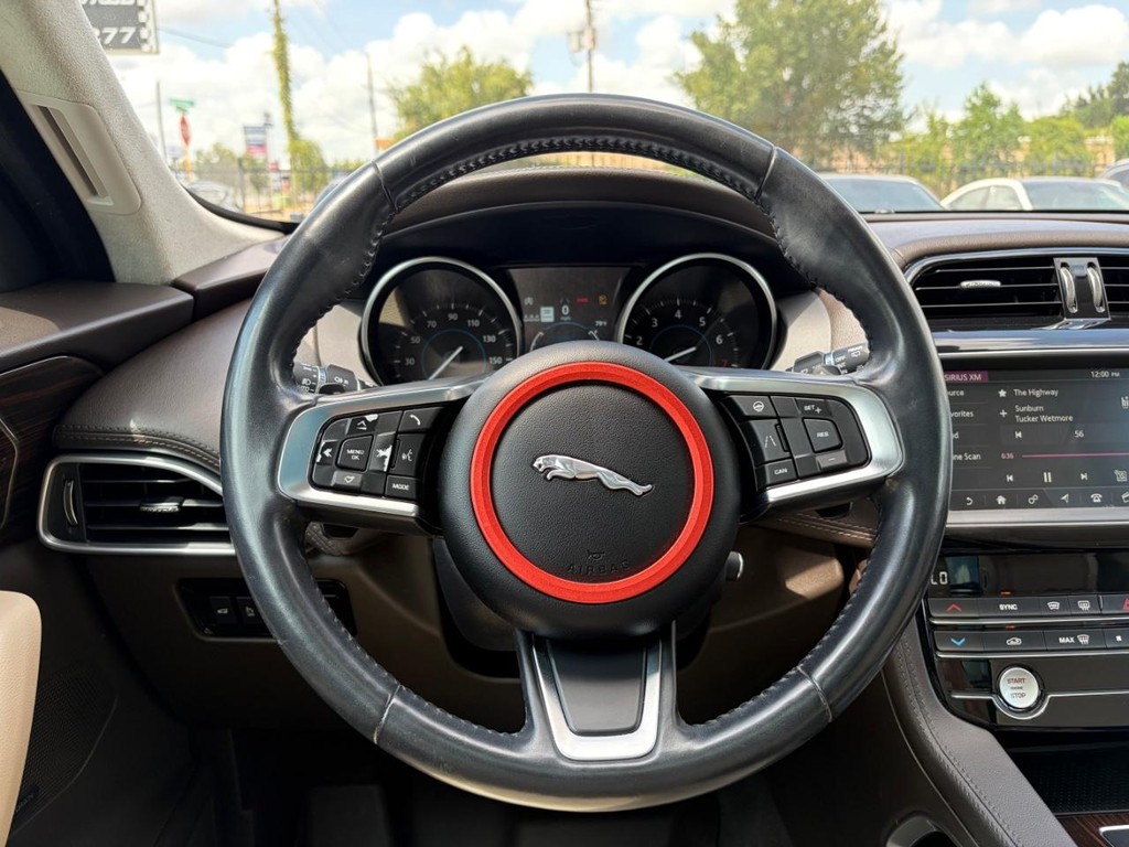 Jaguar F-Pace Vehicle Full-screen Gallery Image 20