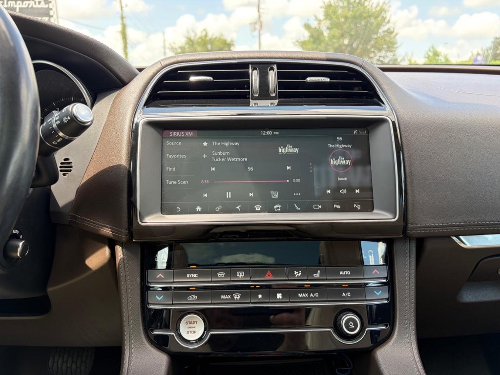Jaguar F-Pace Vehicle Full-screen Gallery Image 22