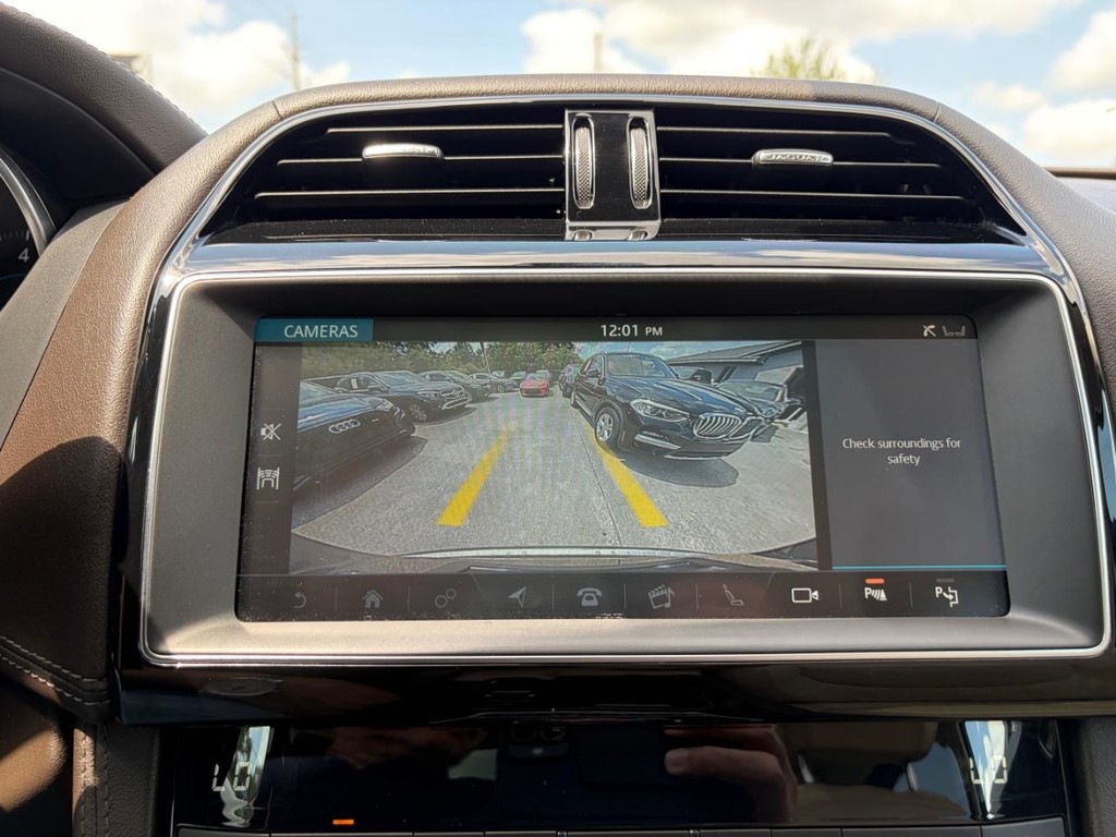 Jaguar F-Pace Vehicle Full-screen Gallery Image 24