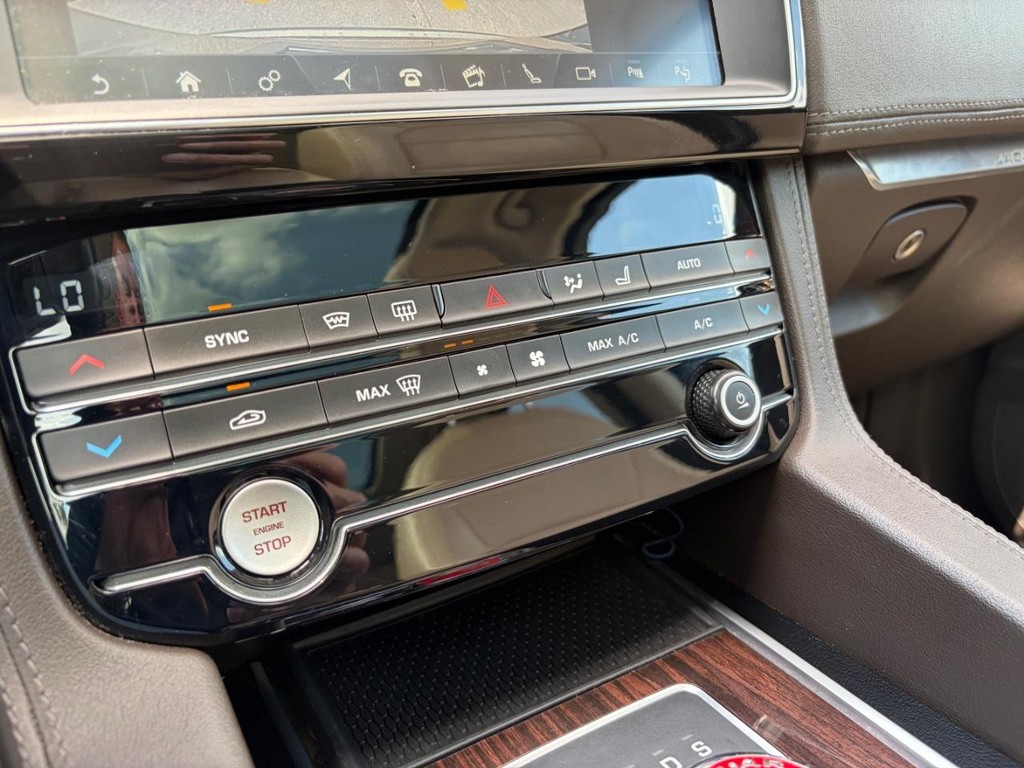 Jaguar F-Pace Vehicle Full-screen Gallery Image 25