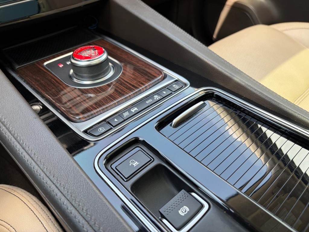 Jaguar F-Pace Vehicle Full-screen Gallery Image 26