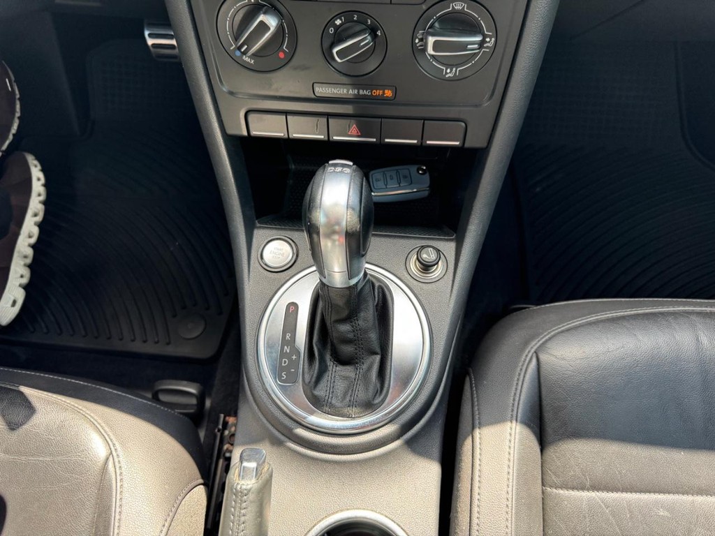 Volkswagen Beetle Coupe Vehicle Full-screen Gallery Image 16