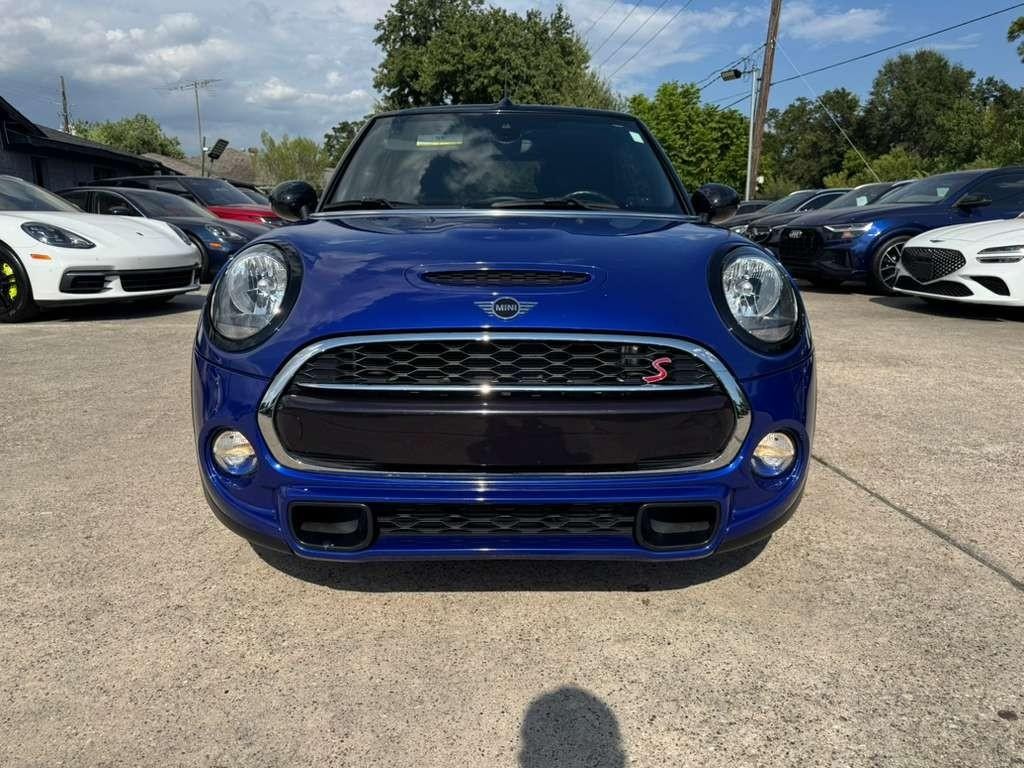 MINI Convertible Vehicle Full-screen Gallery Image 02