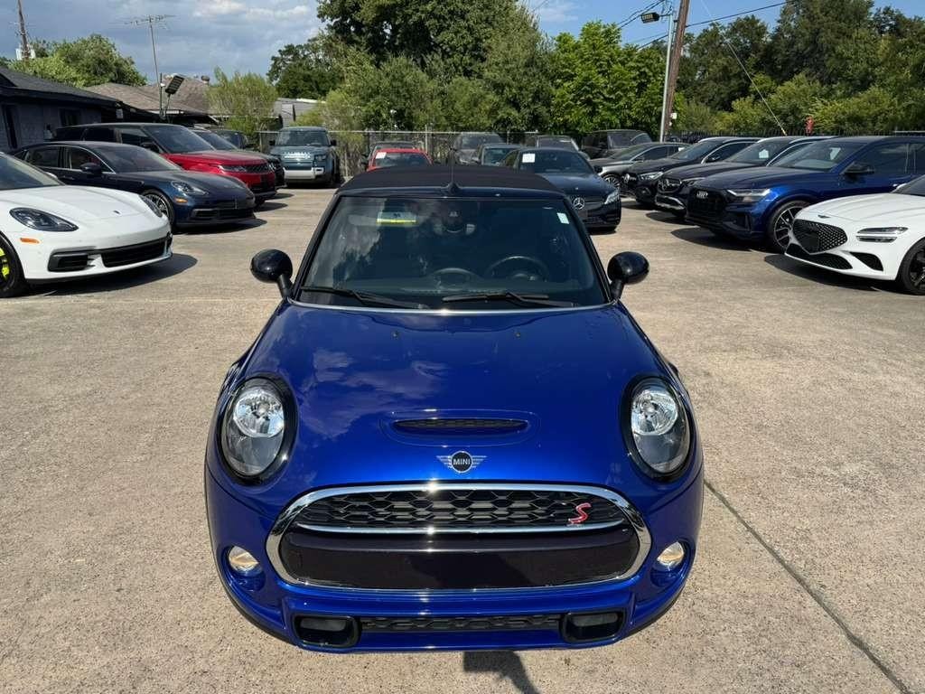 MINI Convertible Vehicle Full-screen Gallery Image 03