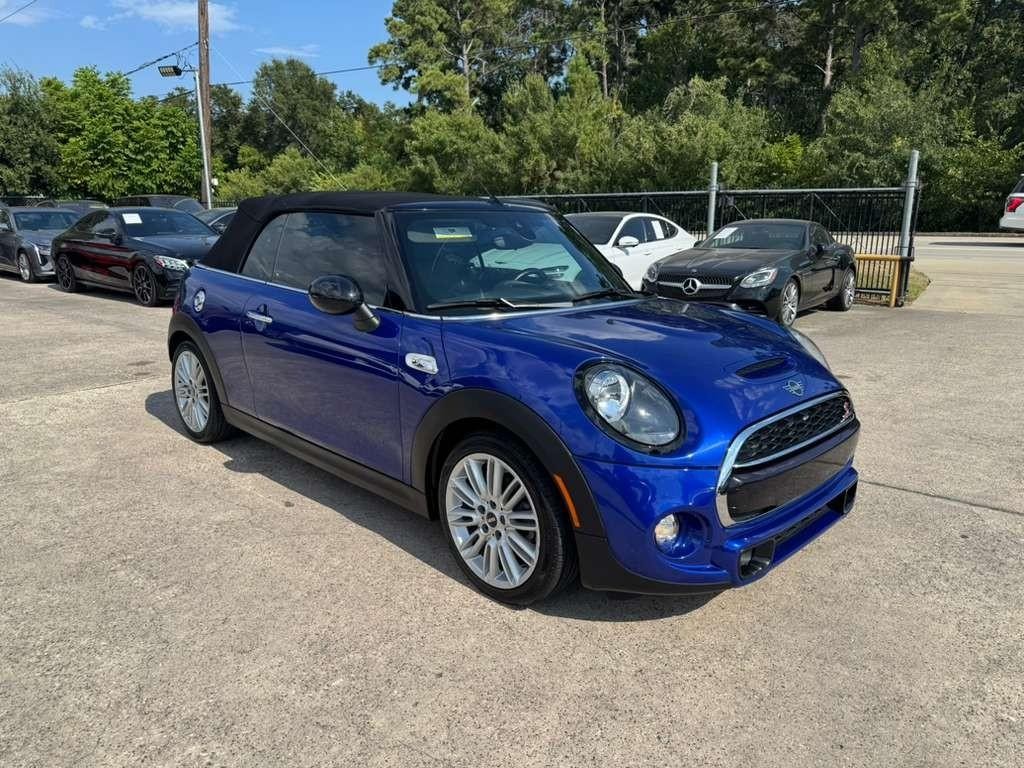MINI Convertible Vehicle Full-screen Gallery Image 04
