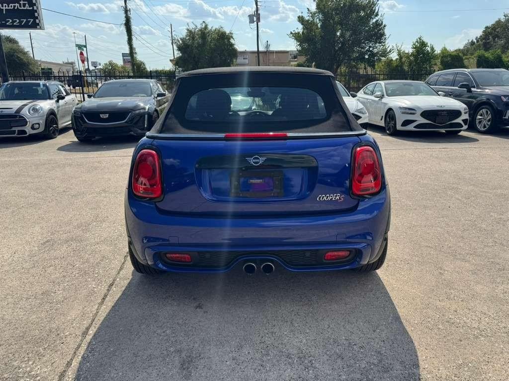 MINI Convertible Vehicle Full-screen Gallery Image 07
