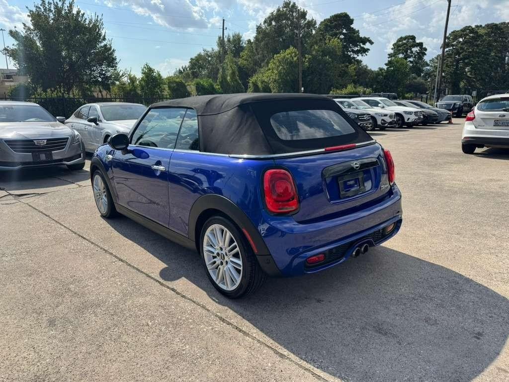 MINI Convertible Vehicle Full-screen Gallery Image 08