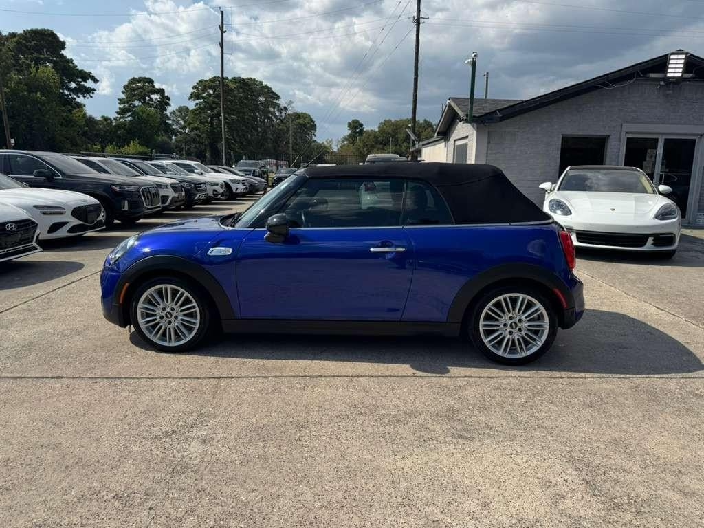 MINI Convertible Vehicle Full-screen Gallery Image 09